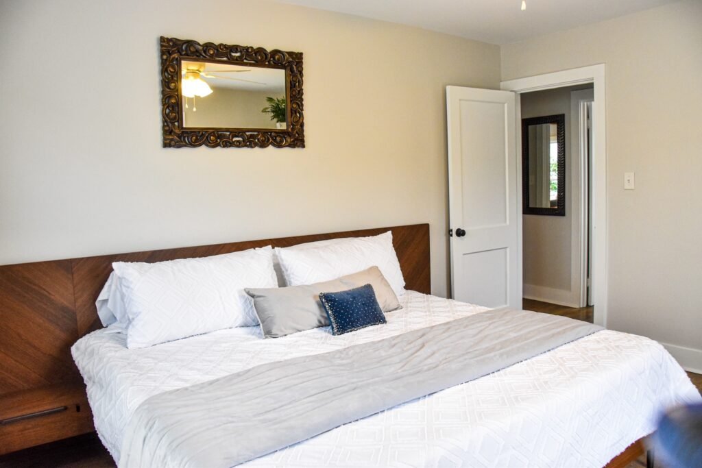 Waterfront cottage - master bedroom - Fairhope vacation rental on Mobile Bay