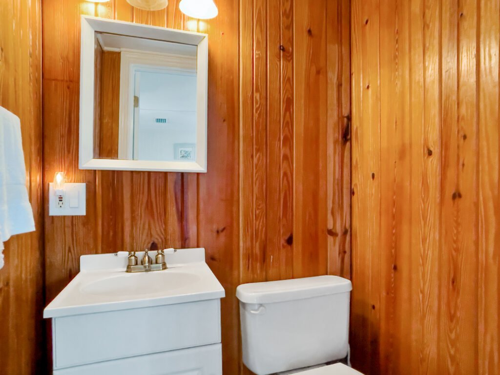 Mobile bay cottage rental Fairhope 2nd bathroom with beadboard walls